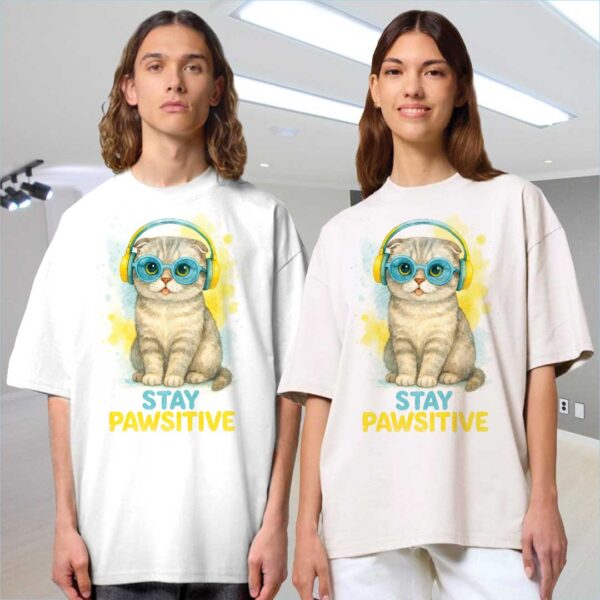 Stay Pawsitive – Unisex OVERSIZED тениска със сладко сиво коте и цветни слушалки - Image 9