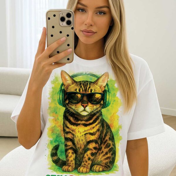 Stay Pawsitive – Unisex OVERSIZED тениска с леопардово коте и зелени слушалки - Image 6