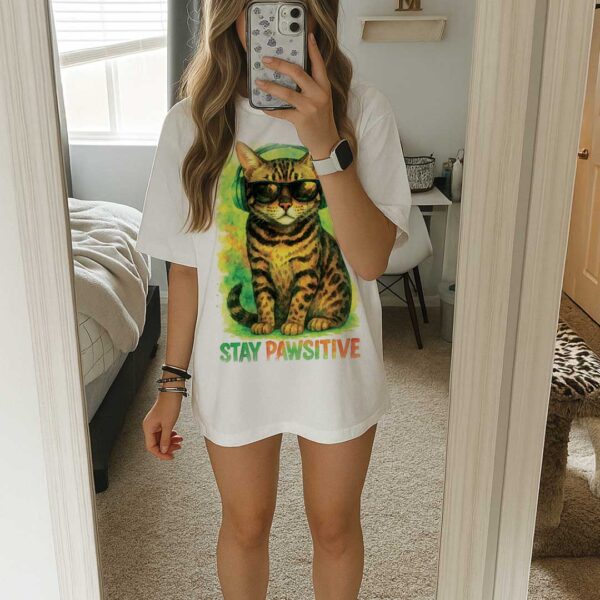 Stay Pawsitive – Unisex OVERSIZED тениска с леопардово коте и зелени слушалки - Image 8