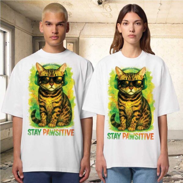 Stay Pawsitive – Unisex OVERSIZED тениска с леопардово коте и зелени слушалки - Image 7