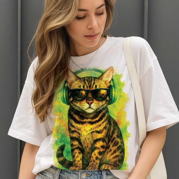 Stay Pawsitive – Unisex OVERSIZED тениска с леопардово коте и зелени слушалки - Image 5
