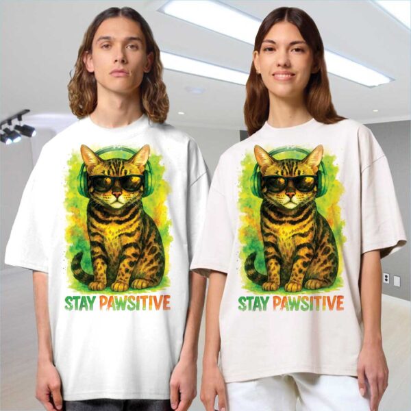 Stay Pawsitive – Unisex OVERSIZED тениска с леопардово коте и зелени слушалки - Image 10