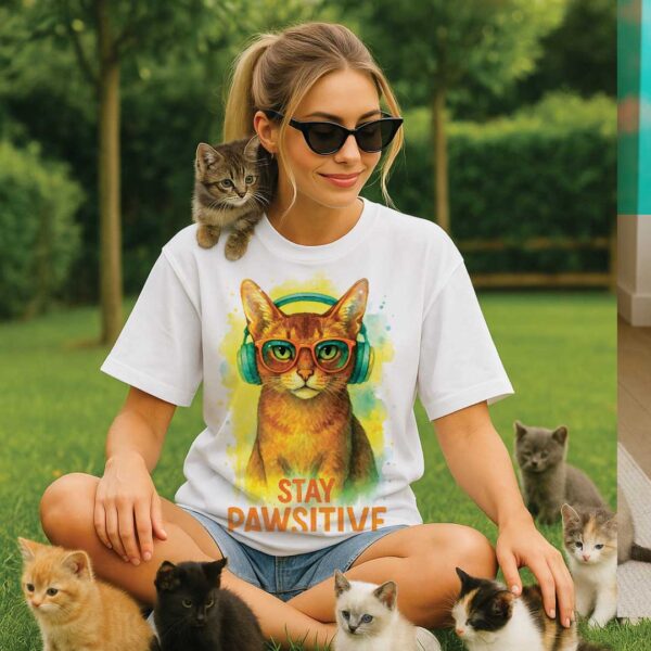 Unisex OVERSIZED тениска с абисинска котка и слушалки – Stay Pawsitive - Image 3