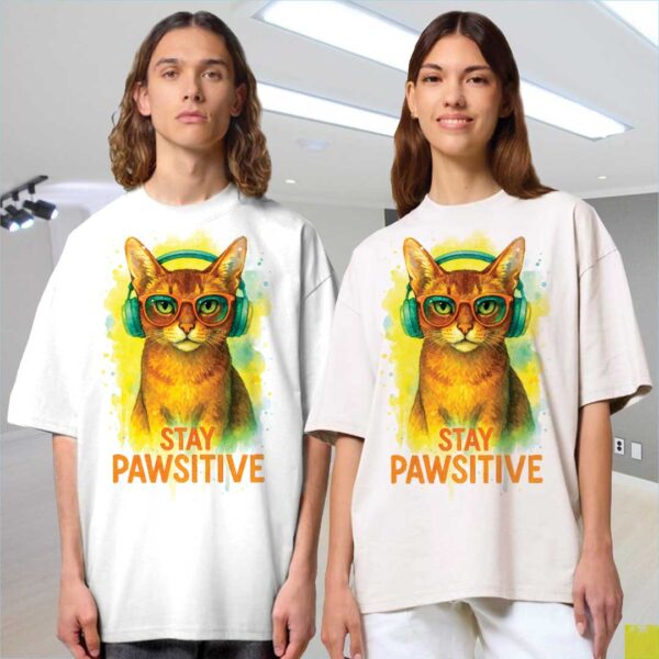 Unisex OVERSIZED тениска с абисинска котка и слушалки – Stay Pawsitive - Image 5