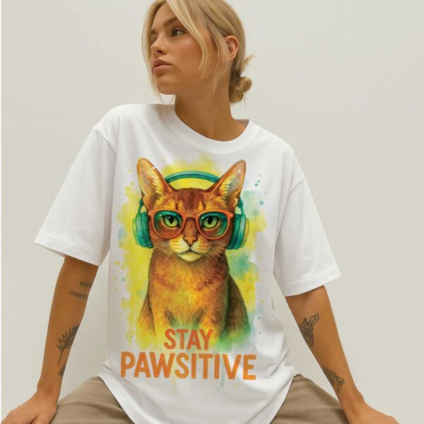 Unisex OVERSIZED тениска с абисинска котка и слушалки – Stay Pawsitive - Image 6