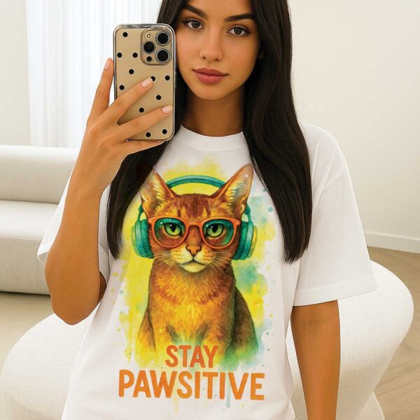 Unisex OVERSIZED тениска с абисинска котка и слушалки – Stay Pawsitive