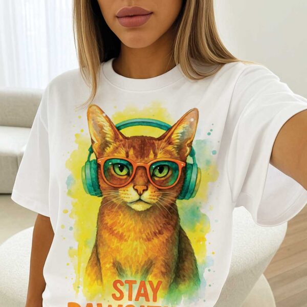 Unisex OVERSIZED тениска с абисинска котка и слушалки – Stay Pawsitive - Image 7