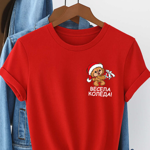 Червена коледна тениска с мече и надпис Весела Коледа - Image 7