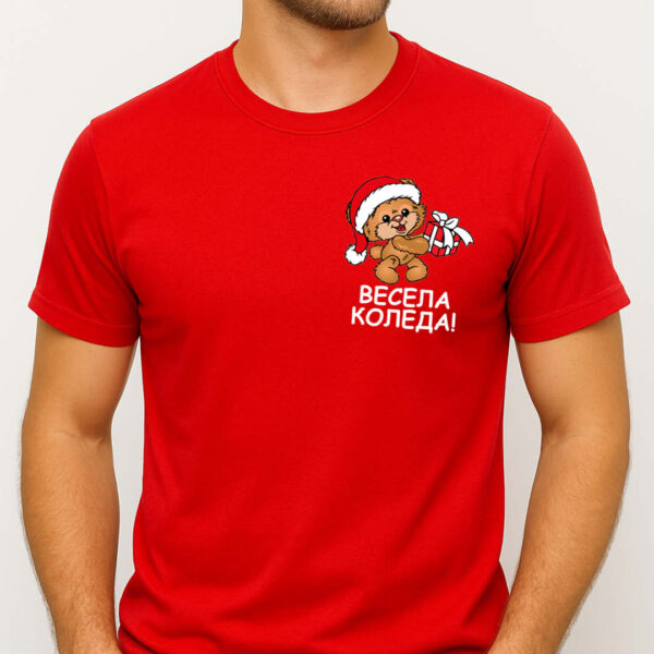 Червена коледна тениска с мече и надпис Весела Коледа - Image 4